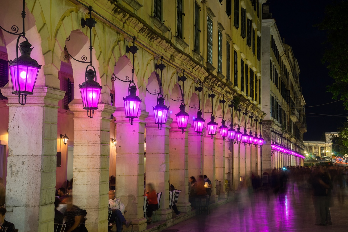 Svatý týden s fialovými lucernami na náměstí Liston